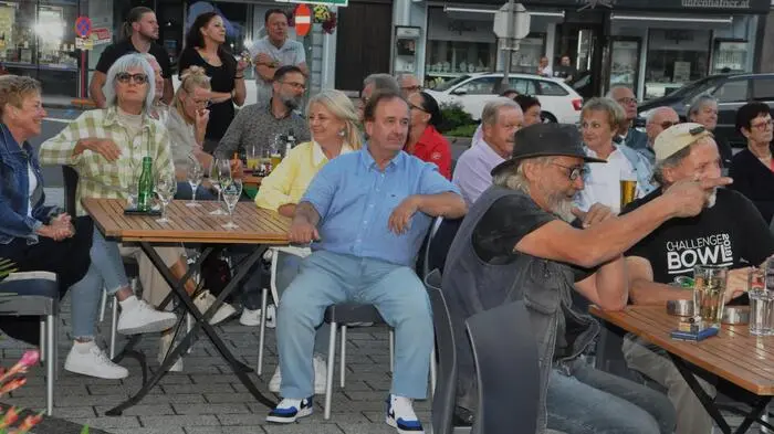 Das Stadtmarketing der Stadtgemeinde Voitsberg unter Evelyne Oswald lud am Donnerstag auf den Voitsberger Hauptplatz, wo die wöchentliche Konzertreihe am Michaeliplatz mit der weststeirischen Band „The Shakin‘ Cadillacs“ startete.