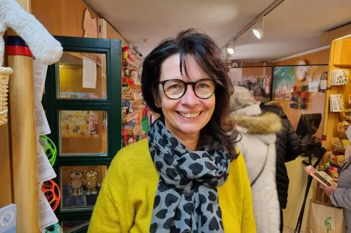 Claudia Danda vom Geschäft Spielzeugschachtel berichtet von Kundenströmen, die "schubartig" kommen. "Einige Kunden sagen, dass sie extra gewartet haben und nicht online bestellt haben, das freut natürlich sehr", sagt sie.