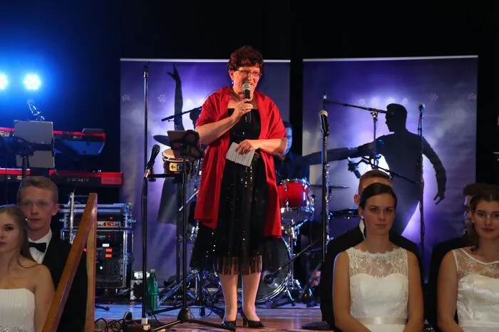 Nachdem Direktorin Hermine Sackl mit ihrer Festrede den Abend eröffnet hatte, wurde auch die Tanzfläche für fleißige Tanzbeine freigegeben.