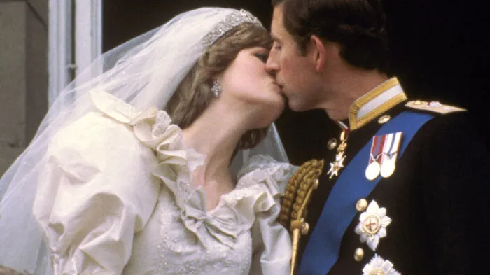 Mit dem Interview, das sie der BBC 1995 gab, erschütterte die 1997 tödlich verunglückte Prinzessin Diana vor 26 Jahren die Monarchie. Über 200 Millionen Menschen verfolgten weltweit, wie sie ungewöhnlich offen über das Verhältnis ihres Gatten Charles mit Camilla Parker-Bowles und ihre eigenen psychischen und gesundheitlichen Probleme sprach. Elizabeth II. soll empört gewesen sein, dass ihre Schwiegertochter außerdem Charles’ offen Tauglichkeitfür den Thron anzweifelte.