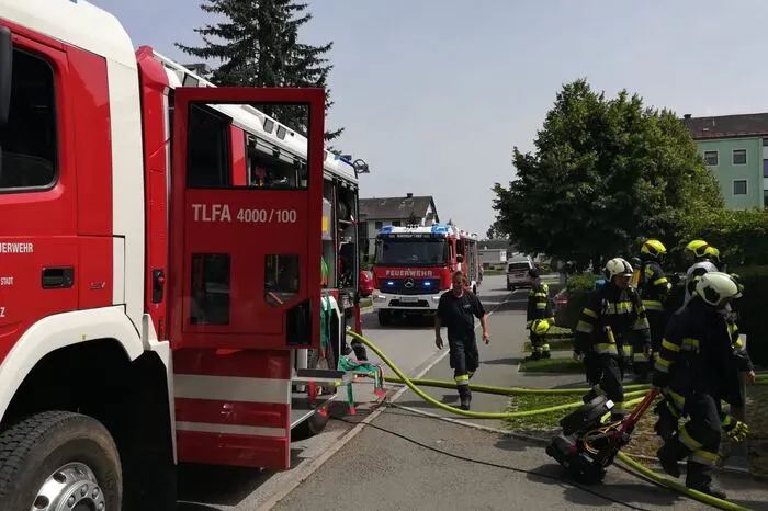 Der Brand war in einem Auto ausgebrochen.