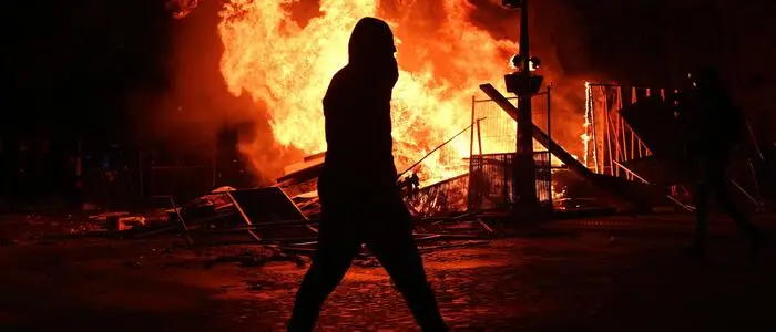 Ein Demonstrant auf dem Boulevard Haussmann in Paris. Nicht nur in der Hauptstadt brannten die Gebäude