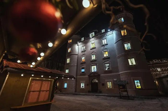 Die Liebburg verwandelt sich erneut in einen überdimensionalen Adventkalender.