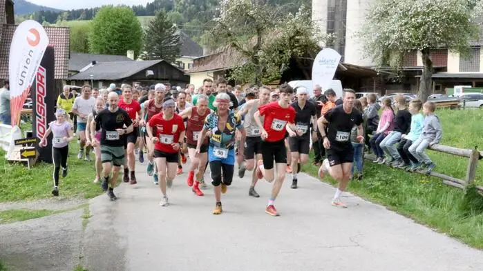 Da war es am Samstagnachmittag mit der beschaulichen Ruhe im kleinen Örtchen Glantschach in der Gemeinde Liebenfels vorbei. Grund war der „12. Glantaler Wasserweglauf“, zu dem der Verein „Multi-Sport Kärnten“ geladen hatte. An die 140 Läufer aus Deutschland, Italien, Slowenien, Kanada und Österreich nahmen die 9 Kilometer lange Strecke, welche 450 Höhenmeter aufwies, in Angriff. 