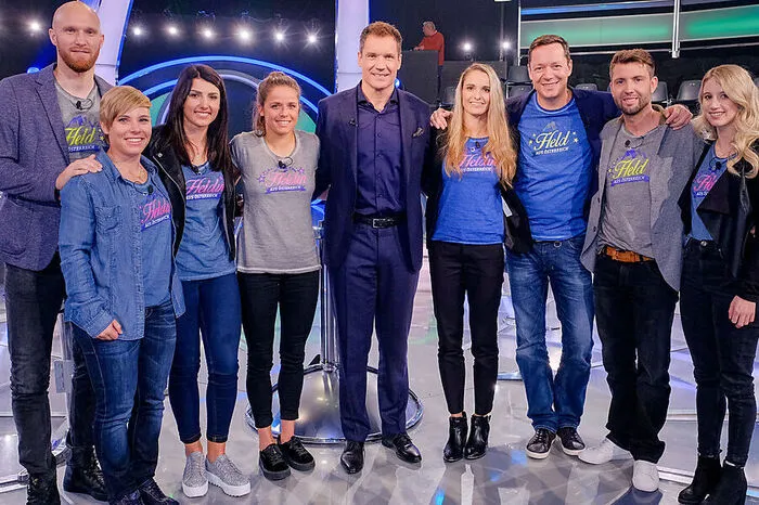 Armin Assinger begrüßt Robert Almer, Nicole Schmidhofer, Stephanie Venier, Laura Feiersinger, Alisa Buchinger, Alex Kristan, Andreas Prommegger und Anna Gasser.