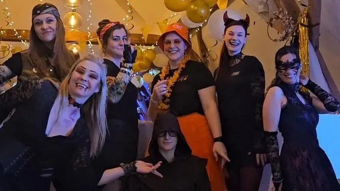 Zahlreiche Gäste feierten am Obstweingut Haas einen stimmungsvollen Maskenball mit viel Kreativität, Musik und ausgelassener Stimmung