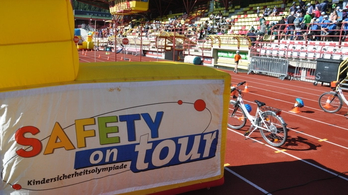 16 Schulklassen aus allen Bezirken der Steiermark mit 283 Teilnehmern bemühten sich im Kapfenberger Franz-Fekete-Stadion im sportlichen und geistigem Wettkampf um den Einzug ins Österreichfinale der Safety Tour.