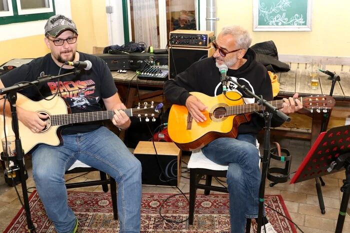 On Stage: Das kongeniale Duo „Dyl’Art“ Claus Pingist und Peter Jug (von links), das in die „Nach-Lockdown-Konzertsaison“ startete. 
