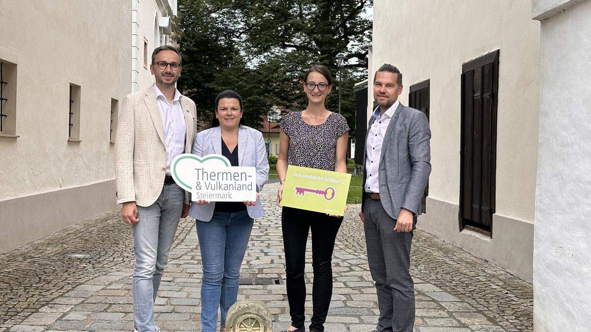 Projektverantwortlicher Jörg Pfeifer, Vorsitzende des Thermen- & Vulkanlands Sonja Skalnik, Finanzreferentin Veronika Kollmanitsch, Projektmitarbeiter Daniel Binder (v.l.)