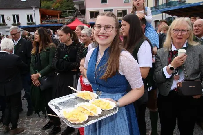 Den Besuchern wurden kleine kulinarische Köstlichkeiten, von Kürbiskernen, Erdäpfelsalat, Kräutersalze bis bestrichene Brote, Säfte und Schnäpse aufgewartet. 
