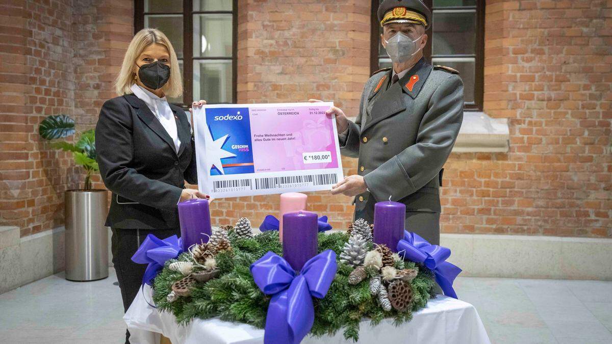 Klaudia Tanner und Generalstabschef Robert Brieger mit dem Weihnachtsgeschenk