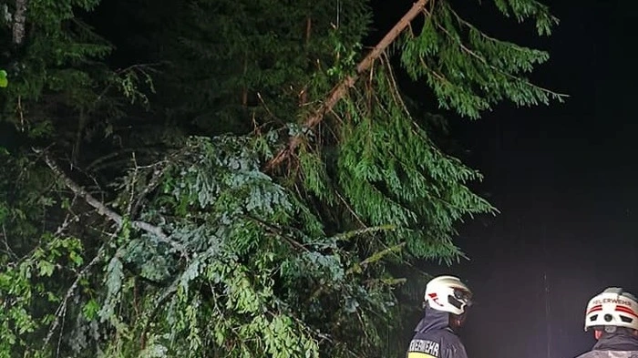Unzählige Feuerwehren standen in der Nacht auf Sonntag in der Steiermark in Unwettereinsatz.