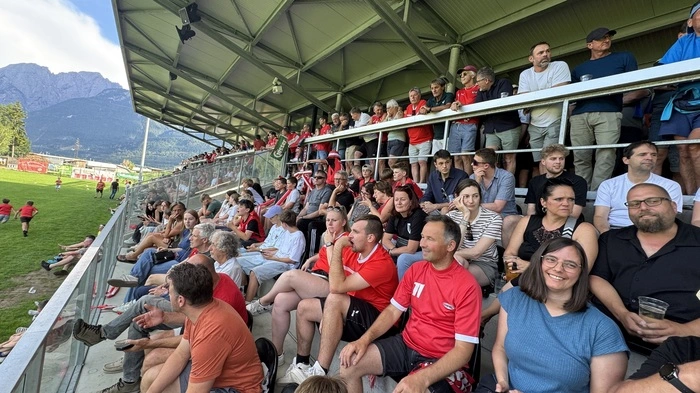 Feiernde Fußball-Fans in Nußdorf-Debant