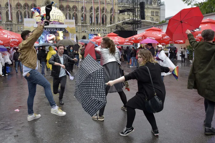 Viele Fans, die nicht in der Wiener Stadthalle dabei sein können, haben sich beim Public Viewing am Rathausplatz eingefunden. Dem schlechten Wetter wird mit guter Stimmung getrotzt.
