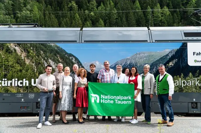 Christian Auerweck, Anton Glantschnig, Regina Sterz, Erwin Truskaller, Gerhild Hartweger, Johannes Semmelroth, Gerhard Schmidt, Kathrin Bürglen, Paula Müllmann, Sara Schaar, Barbara Pucker und Arnold Klammer bei der Begrüßung am Bahnhof Mallnitz-Obervellach