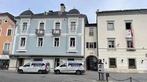 Das „Jägerhaus“ (blau) grenzt an das Rathaus in Gmünd an