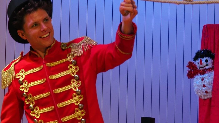 Weil der Saal im Klagenfurter Diözesanhaus für die vielen begeisterten Zuschauer des Weihnachtszirkus des Maria Saaler Circus Dimitri längst zu klein geworden ist, ist die Zirkusfamilie am Sonntag für die Vorstellungen um 11, 13 und 15 Uhr in das Konzerthaus umgesiedelt. Bei freiem Eintritt sieht man das tolle Zirkusprogramm auch noch Freitag und Samstag um 15 und 18 Uhr in St. Veit im Rathaus.
