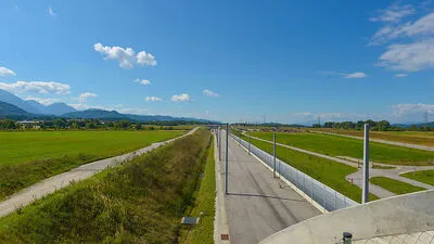 Die neuen Schienen der Koralmbahn, links soll der Interkommunale Gewerbepark und der Verladebahnhof Kühnsdorf entstehen 