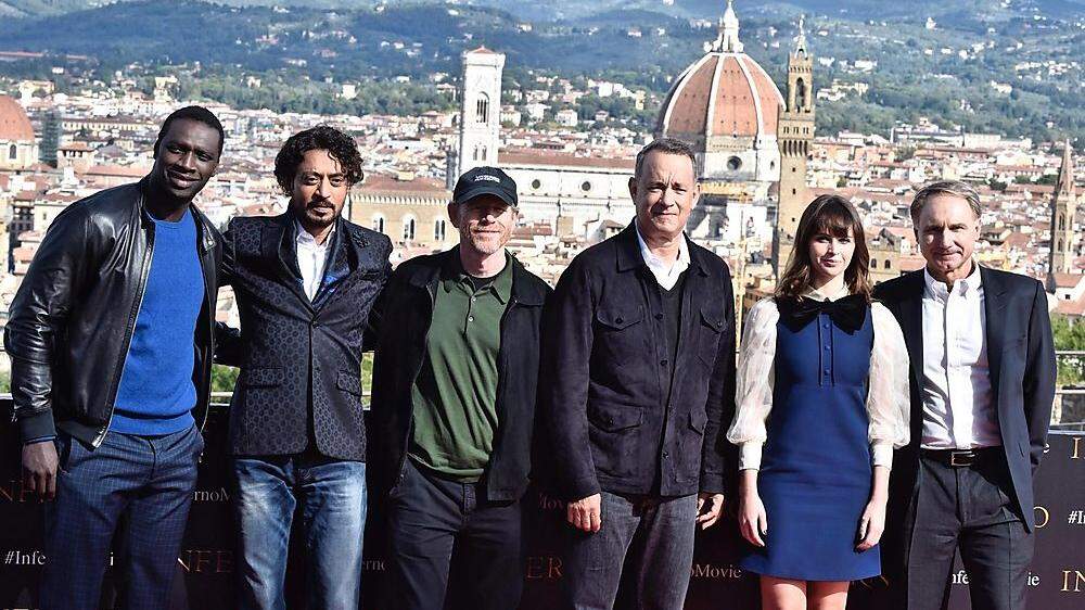 Wo wurde &quot;Inferno&quot; präsentiert? Natürlich in Florenz: Omar Sy, Irrfan Khan, Regisseur Ron Howard, Tom Hanks, Felicity Jones und Autor Dan Brown (von links)