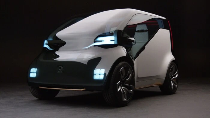 Honda hat auf der CES das Showcar NeuV (ausgesprochen „newv“) präsentiert. Der autonom fahrende Cityfloh ist mit einer „Emotion Engine“ und einem personlichen Assistenten ausgestattet, die neue Möglichkeiten in der Interaktion zwischen Mensch und Maschine schaffen sollen. Die Dame nennt sich HANA (Honda Automated Network Assistant) und sie ist für das Wohlbefinden des Fahrers zuständig. Anhand von dessen Entscheidungen beim Fahren soll sie dessen Emotionen lesen können und macht anhand ihrer Erkenntnisse Vorschläge für die passenden Musik und unterstützt ihn auf seinen täglichen Wegen.