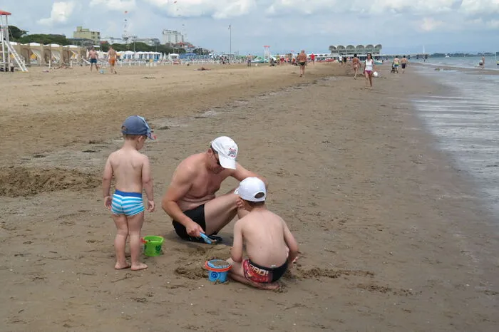 An dem acht Kilometer langen Strand aus feinstem Sand sind mehr als 40 Strandbäder zu finden: Sandburgenbauen ist noch immer ein Vergnügen für die ganze Familie.