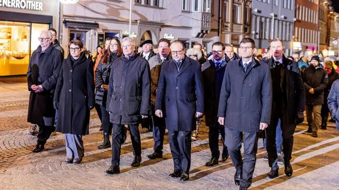 Spitzenpolitiker führten den Trauermarsch an 