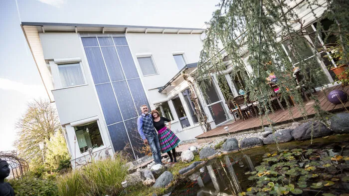 Im Wintergarten in türkis schimmerndem Thermalwasser schwimmen, mit Blick auf Seerosen-Teich, Pendula-Zeder und seltene Gräser hinter der abendlichtbeschienen West-Terrasse. Für die Villacher Unternehmerin Anneliese Resei ein tägliches Vergnügen, das sie im Jahr 2000 mit dem Bau eines Holzskelett-Hauses mit Indoor-Swimmingpool verwirklicht hat.