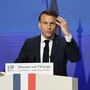 Frankreichs Präsident Emmanuel Macron an einem Rednerpult vor einer EU-Flagge | „Europa muss das, was ihm am Herzen liegt, verteidigen können - mit seinen Verbündeten, wenn sie dazu bereit sind, aber auch allein, wenn es nötig ist“, sagte Emmanuel Macron.