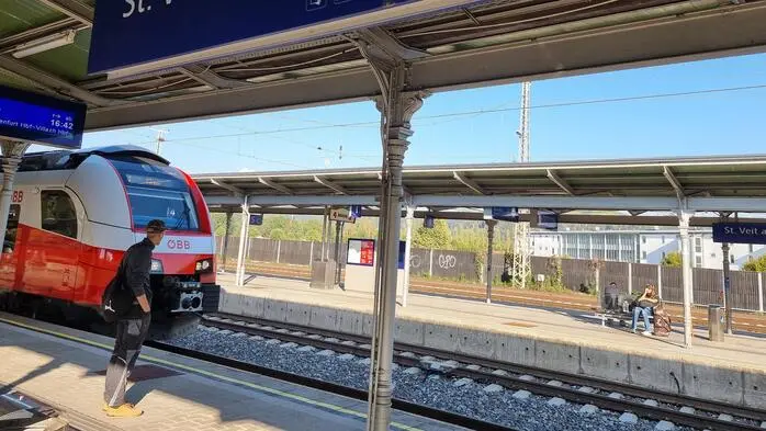 Ein Zug fährt in den Bahnhof St. Veit ein