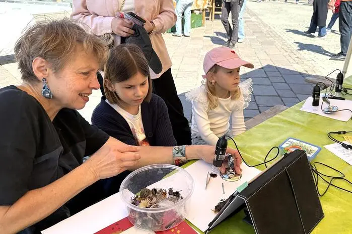 Für die kleinen Besucher gab es ein Kinderprogramm mit den Wurzelwerkerinnen unter dem Motto „Der Natur auf der Spur“.