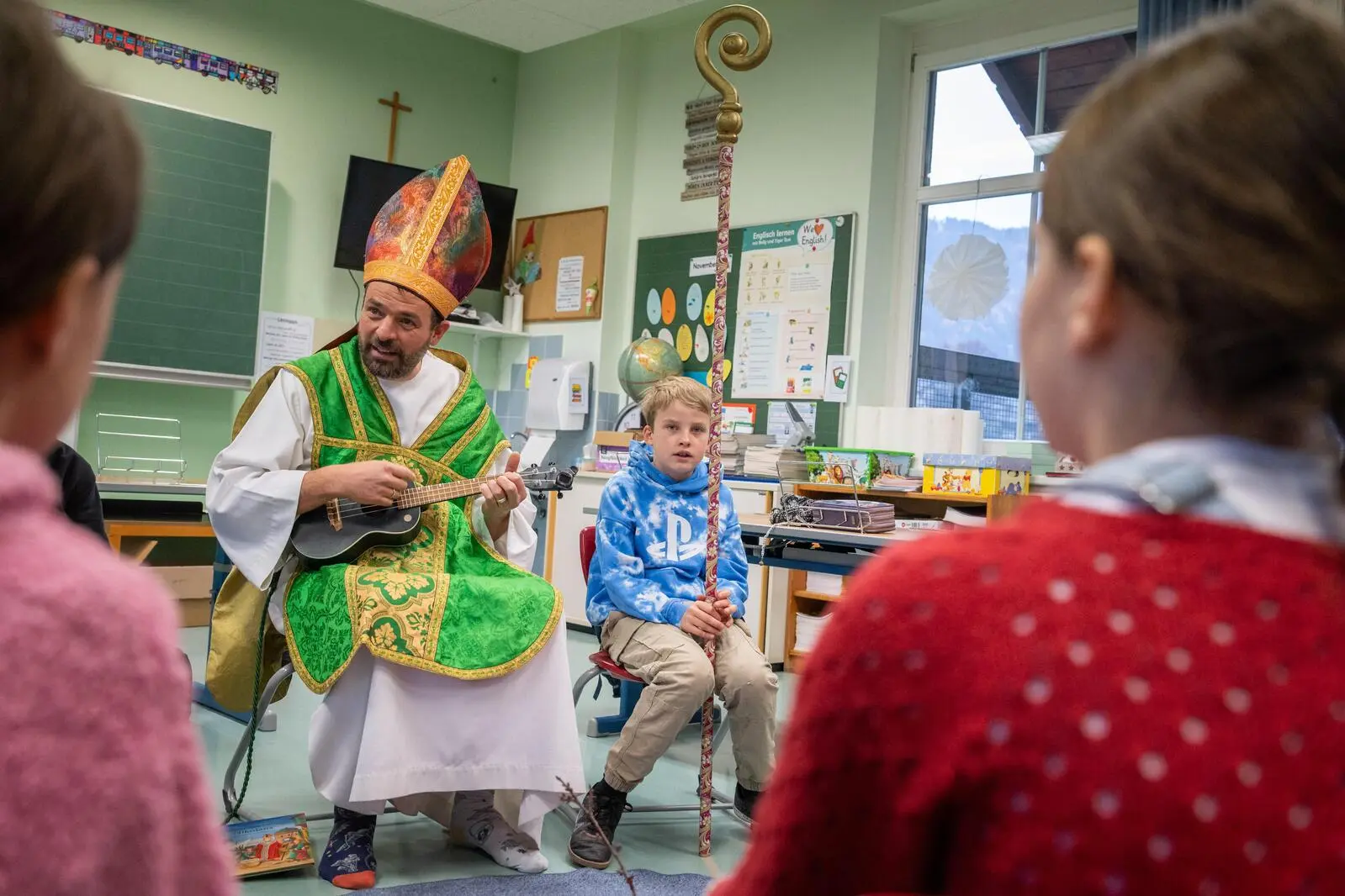 Thomas Kordas auf Nikolobesuch in der 4a der Volksschule Stattegg