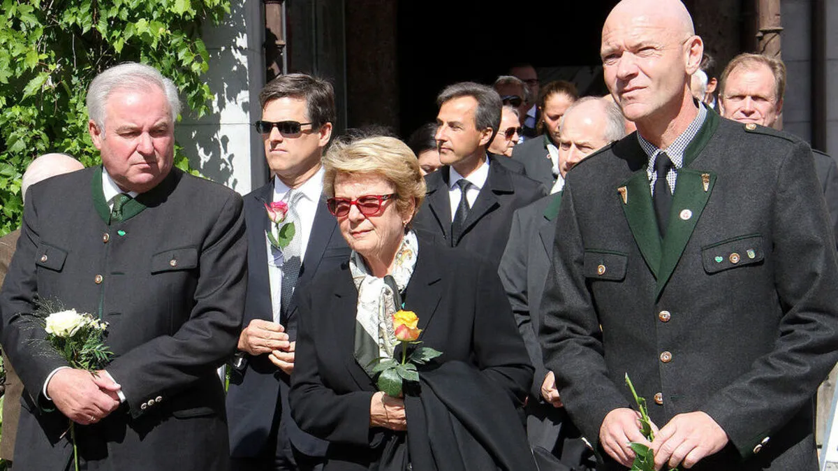 Letztes Geleit von Schützenhöfer, Klasnic, Winter (1. Reihe), Shriver, Nagl, Seitinger und Dirnberger (2. Reihe)