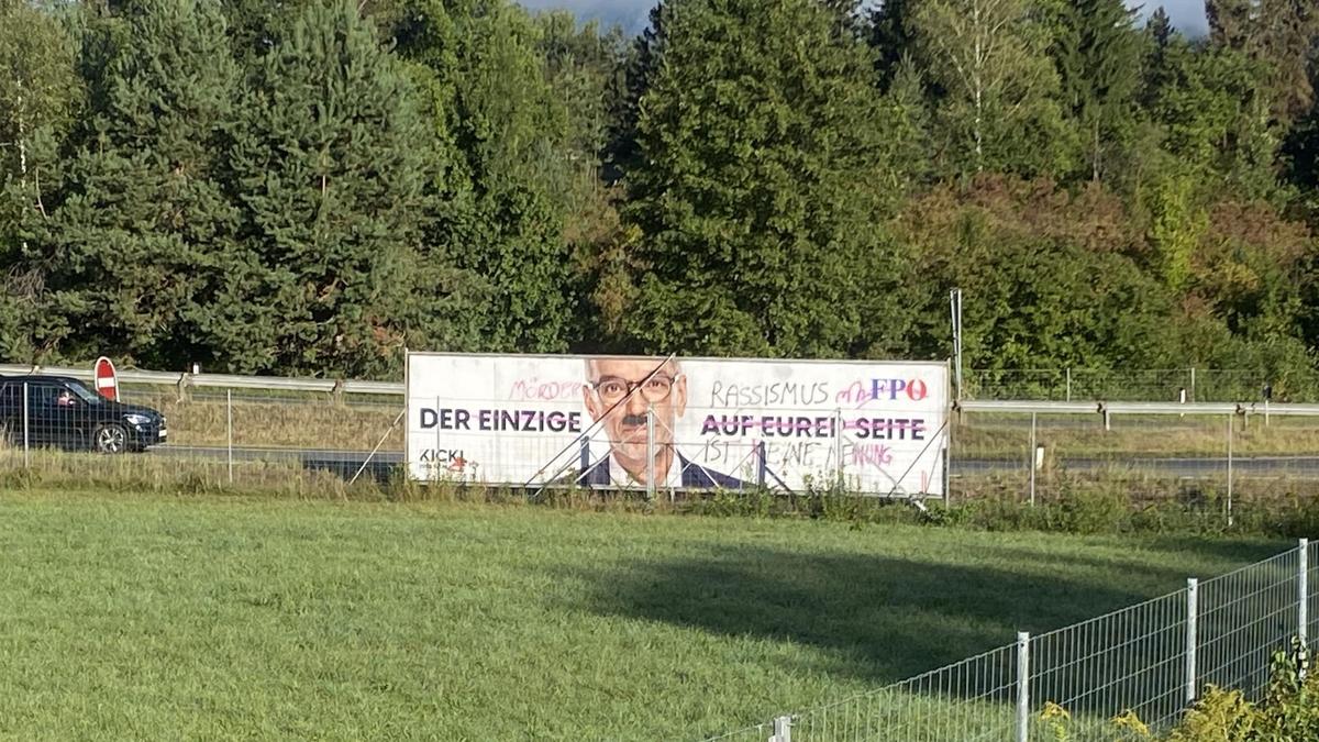 In Maria Gail an der Autobahnauffahrt wurden die FPÖ Wahlplakate beschmiert