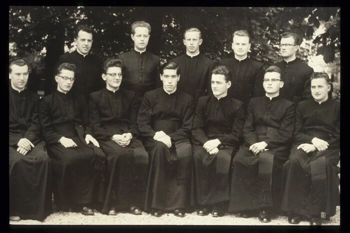 Nach der Matura trat er in das Priesterseminar ein und studierte Theologie. Am 5. Juli 1959 wurde Ochabauer von Bischof Josef Schoiswohl zum Priester geweiht.