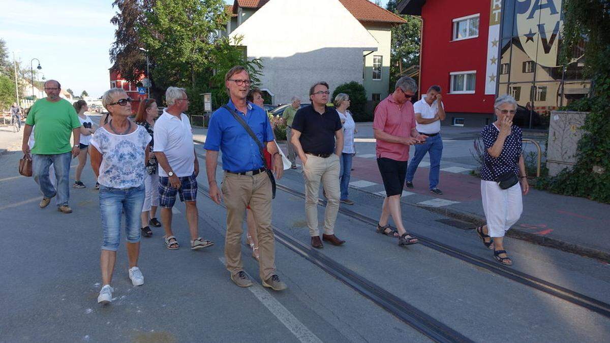 Bürgermeister Erwin Eggenreich beantwortete beim gemütlichen Spaziergang auf der Baustelle alle Fragen