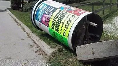 Auch drei Plakatsäulen wurden "umgelegt"