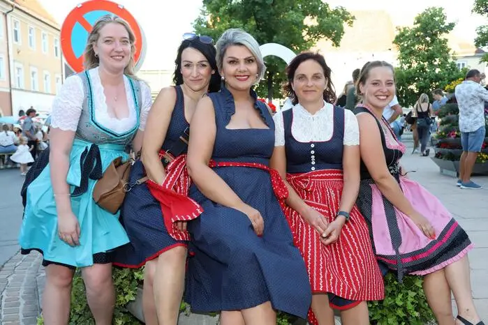 Fe‘ Kärntnermilch GF Emina Mesic mit ihrem Team