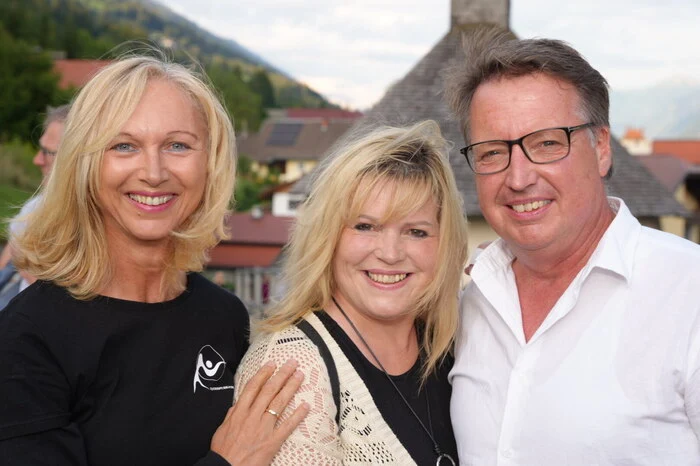 Silvia Unterwaditzer mit Bürgermeister Ewald Tschabitscher und Gattin Christiane 