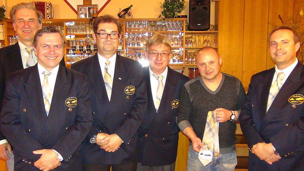 Zum Jubiläum 25 Jahre Leibnitzer Oldtimer-Club tragen die Vorstandsmitglieder heuer silberfarbene Krawatten, die die Künstlerin Waltraud Fischer entworfen und gestaltet hat