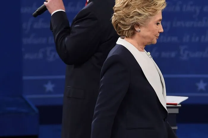"Ich bin nicht stolz darauf. Ich entschuldige mich bei meiner Familie und bei dem amerikanischen Volk. Das war ein Umkleidekabinen-Gespräch. Niemand hat mehr Respekt für Frauen als ich." Trump über seine Äußerungen zu sexuellen Übergriffen auf Frauen. 