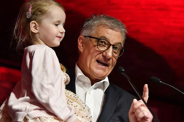 SPÖ-Chef Walter Steidl - hier mit Enkelin Mia - übernahm 2013 ein schweres Erbe von Gabi Burgstaller.
