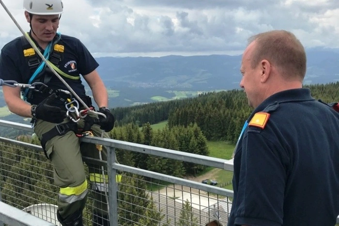 Die Selbstabseilung der Feuerwehrleute erfolgte sogar aus 32 Meter Höhe.