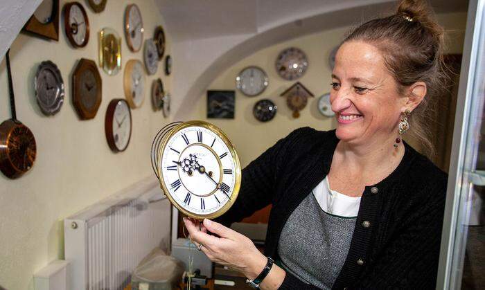 Maria Hollerer weiß gerade auch alte Uhren sehr zu schätzen. „Dachbodenfunde sollte man nicht unbedacht wegwerfen“