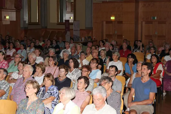 Das Publikum verfolgte den Vortrag mit großem Interesse und nutzte die Gelegenheit zum Austausch mit dem international anerkannten Experten.