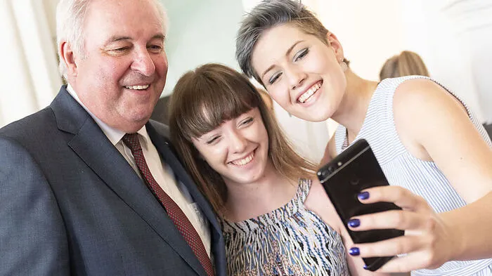 Landeshauptmann Schützenhöfer beim Selfie-Unterricht.