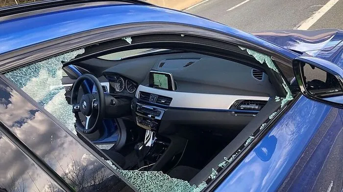 Eine Scheibe des getroffenen Autos wurde komplett zerstört