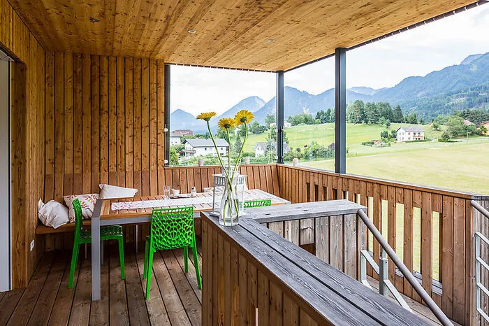 Der Lieblingsort der Familie Fugger: Die Terrasse mitdirektem Stiegenabgang in den Garten.