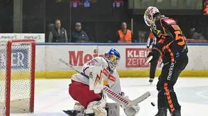 GRAZ,AUSTRIA,14.NOV.25 - ICE HOCKEY - ICE Hockey League, Graz 99ers vs EC Red Bull Salzburg. Image shows Atte Tolvanen (EC RBS) and Paul Huber (99ers).
Photo: GEPA pictures/ Avni Retkoceri