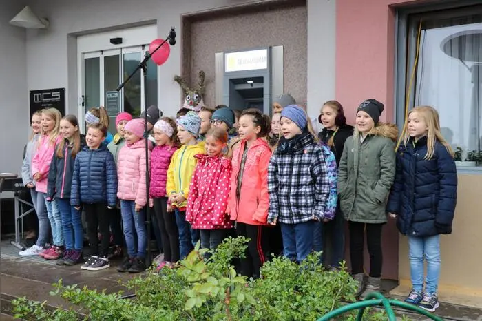 Der Chor der Volksschule Edelsbach unterhielt das Publikum mit mehreren Liedern.
