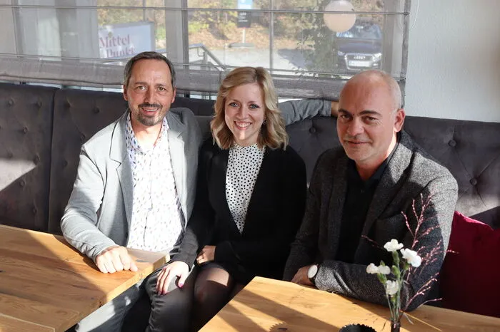 Die Geschäftsführer Günter Flicker und Vivien Kühnel mit Inhaber Johann Reisinger im Restaurant.